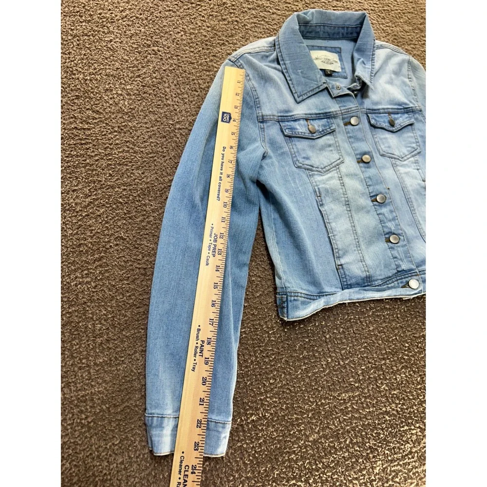 Ashley-Vintage Charm Womens Light Wash Denim Trucker Jacket Raw Hem JK-JR-0455 L